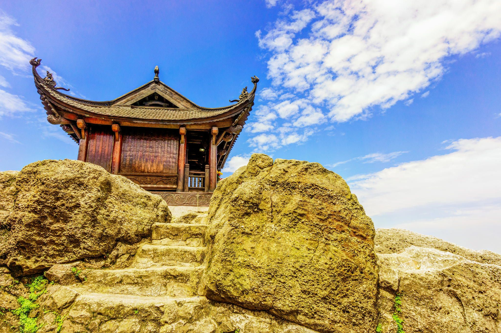 Những điều cần biết trước khi leo núi Yên Tử: Tips và kinh nghiệm quý báu